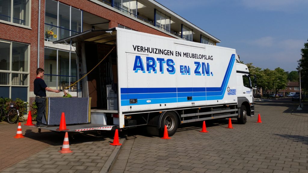 Verhuizers vakkundig aan het werk