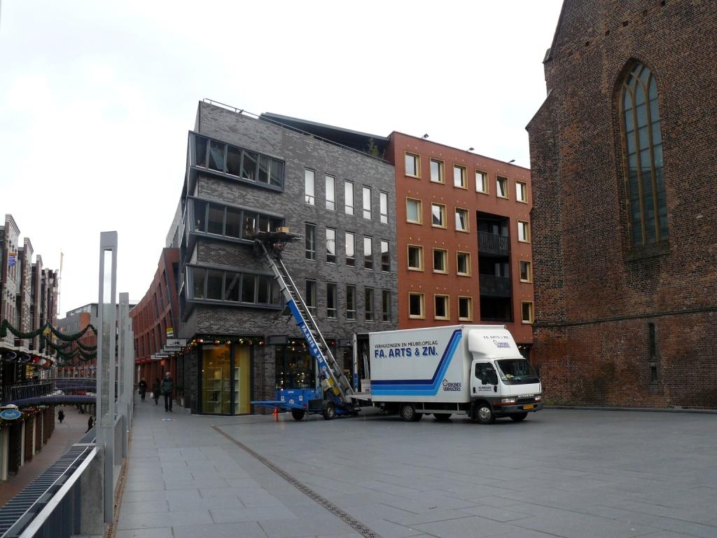 Verhuiswagen aan het werk in centrum Nijmegen